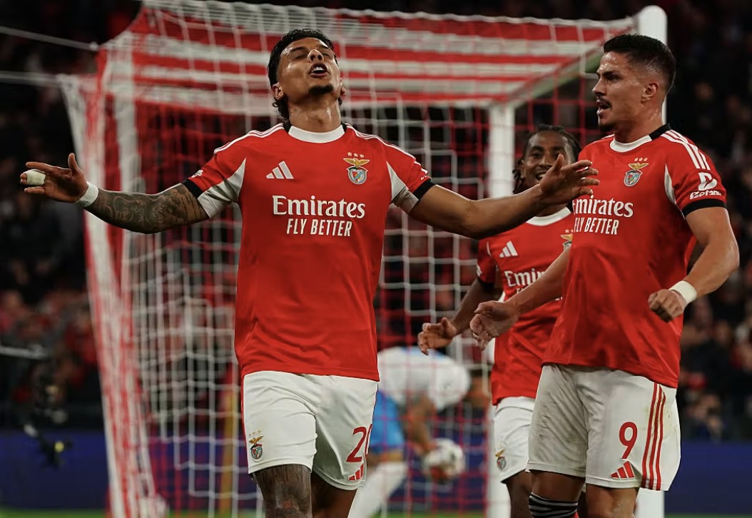 Benfica players celebrating a goal